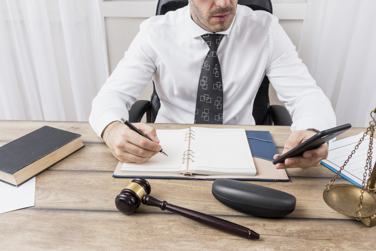 lawyer-with-smartphone